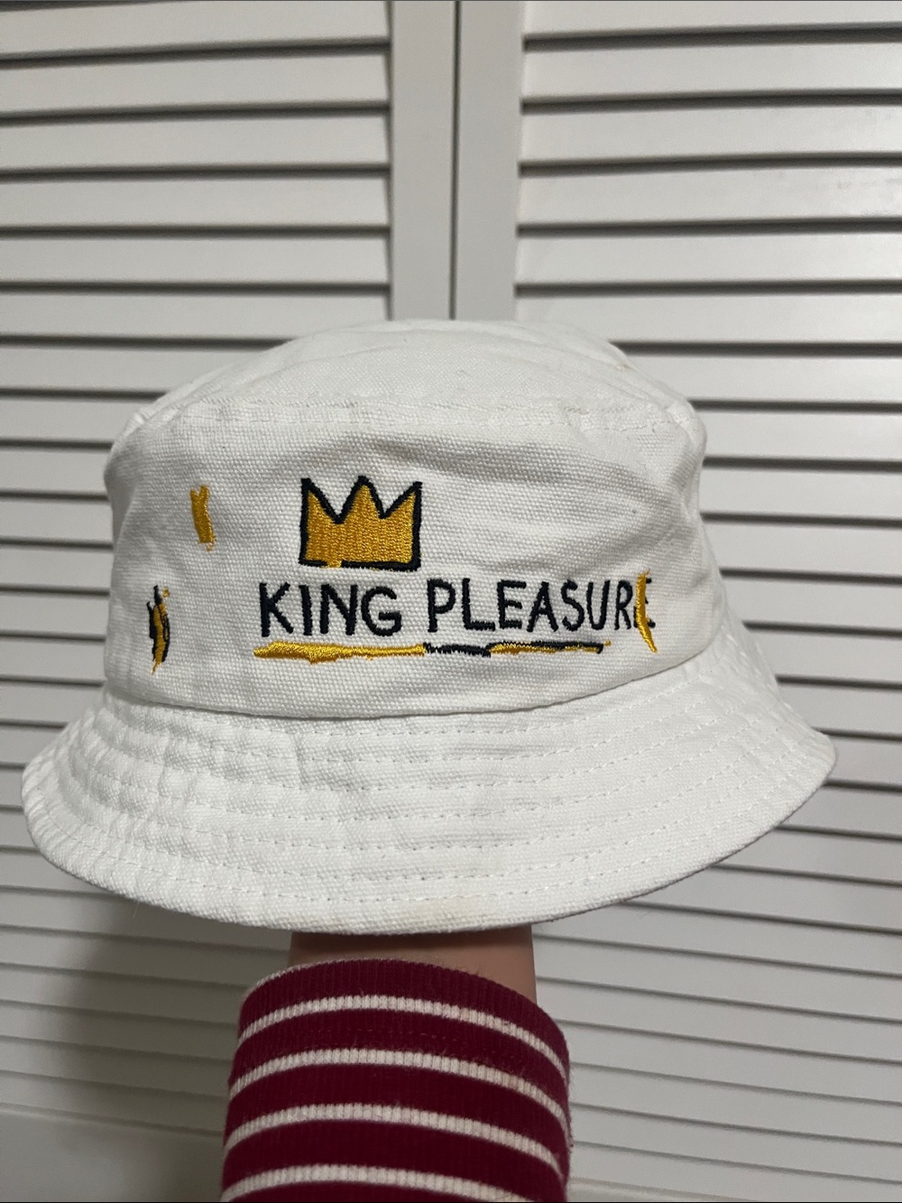 Rome Pays Off & Jean BasquiatWhite Embroidered 'King Pleasure' Bucket Ha